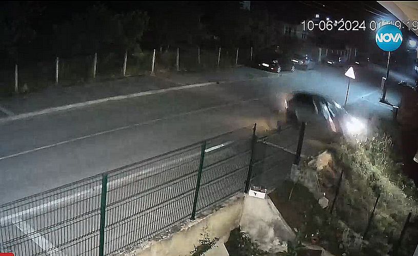 Кола изхвърча от пътя и се приземи в двора на къща